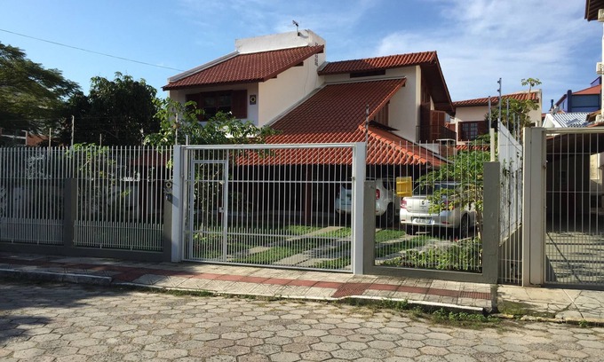 Cachoeira do Bom Jesus House | Comfortable house 80 meters from the beach, safe, easy access, and air conditioning!