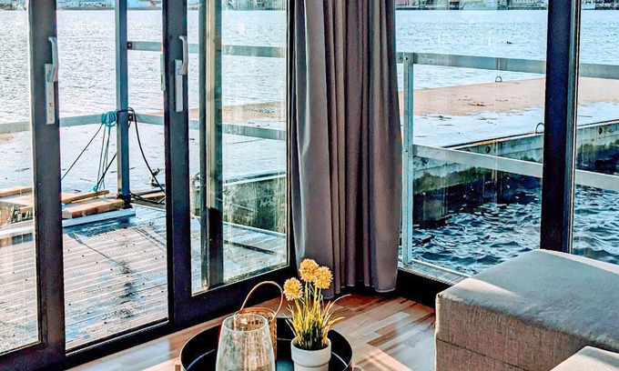 Vastervik Boat Rental | Comfortable houseboat with great view over the water to Västervik.