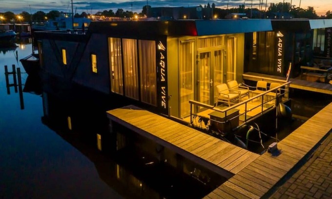 Heeg Boat Rental | Comfortable, large, moored houseboat