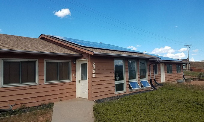 Laramie House | Comfortable Passive-Solar 3-Bedroom Earth-Bearmed House In Quiet Area Near U.W.