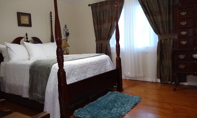 Evanston House | Comfortable place in Evanston! Close to Northwestern and Loyola University.