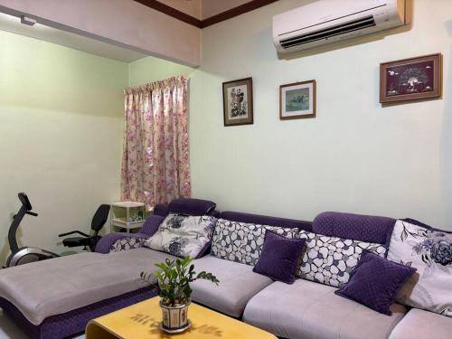 Taman Megah Ria House | Comfortable Retreat in Megah Ria