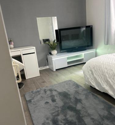 Basildon House | Comfortable Room Near Stacey's Corner Basildon