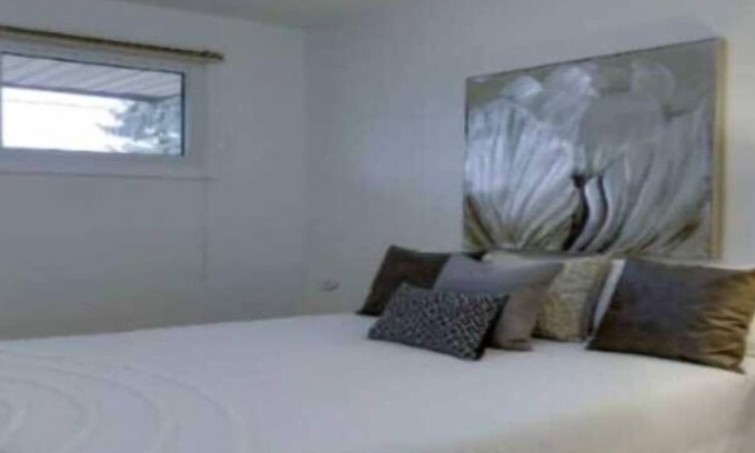 Whitby House | Comfortable Room with shared bathroom and kitchen in the heart of the city.