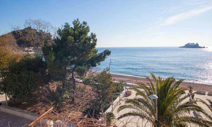 Petrovac Apartment | Comfortable Stay with Sea View in Petrovac - Standard Studio with Shared Balcony 1