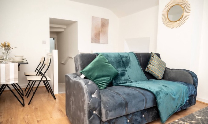 Leeds Apartment | Comfortable Stay for Business Near Kirkstall