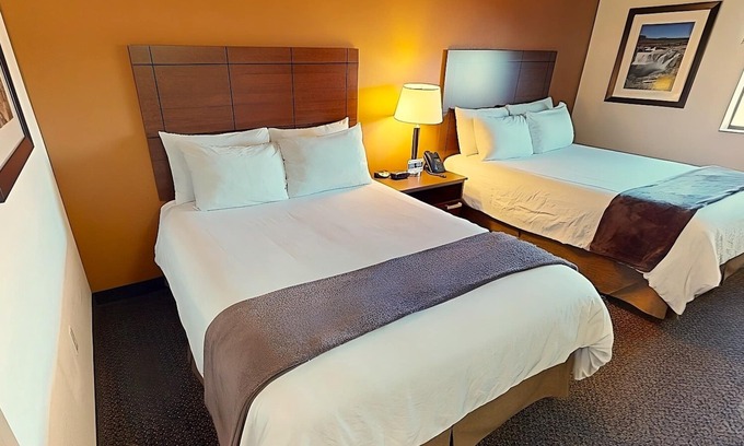 West Jordan Hotel | Comfortable Stay! Full Kitchen, Pets Allowed! Close to America First Fields!