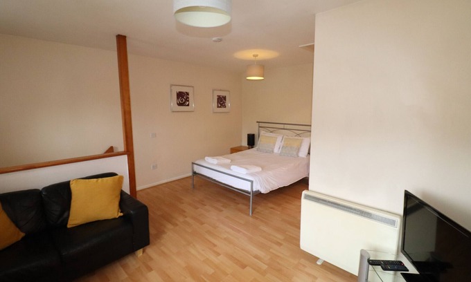 Bracknell Apartment | Comfortable Studio Apartment in Bracknell