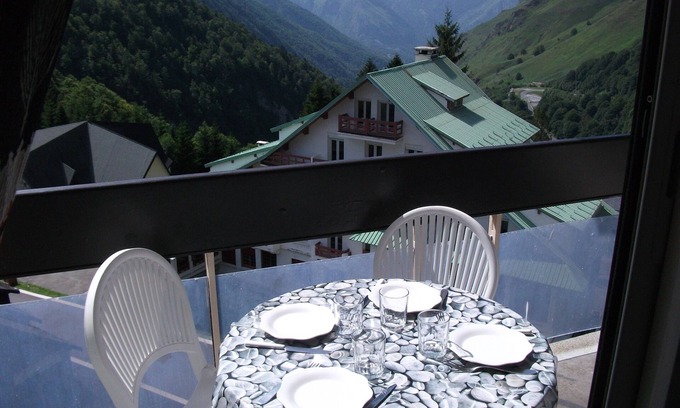 Eaux-Bonnes Apartment | Comfortable studio with stunning views of the valley and on the slopes side