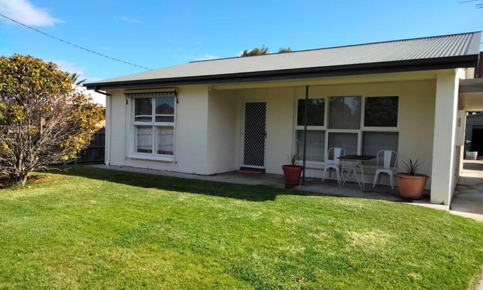 Lakes Entrance House | Comfortable three bedroom home close to the beach