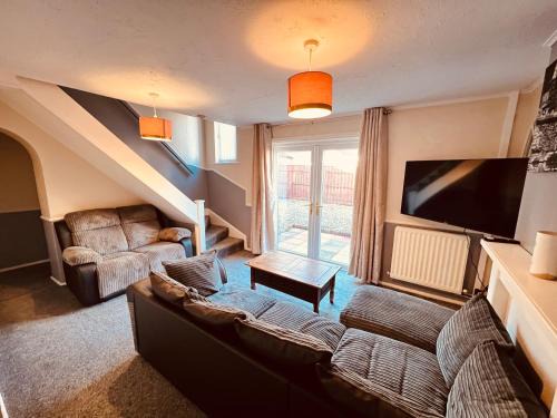 Newton Aycliffe House | Comfortable Two Bedroom Home DL5 with Garden Parking and Free WiFi