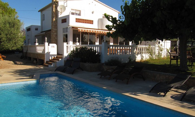 L'Ampolla Villa | Comfortable vacation villa with private pool, air conditioning and sea view