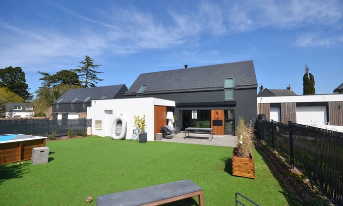 Ile-aux-Moines Villa | Comfortable villa 3 minutes' walk from the beach, restaurants and shops