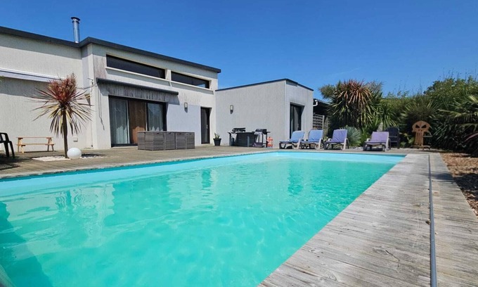 Locquirec House | Comfortable villa with heated pool