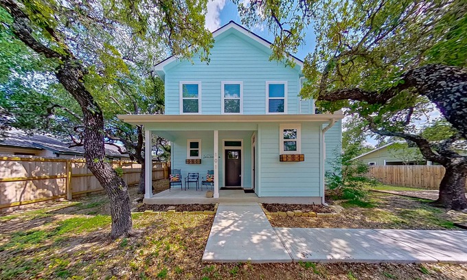 Johnson City House | Comforting dog-friendly home with full kitchen, gas grill, patio area, and TV