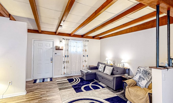 Chickamauga House | Comforting dog-friendly home with washer/dryer, full kitchen, & central AC