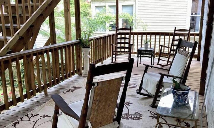 Greater Belhaven Apartment | Comfy 1 BR unit across from Belhaven Town Center