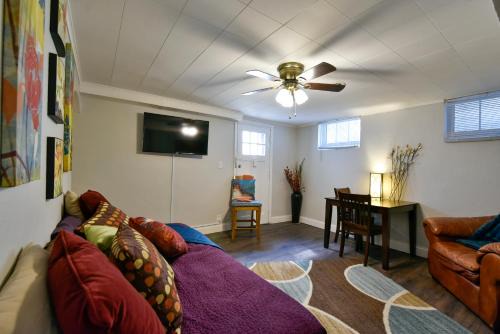 Downtown Omaha Apartment | Comfy 1BR King Near Omaha Hotspots