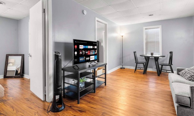 West Des Moines House | Comfy 1BR Retreat + Free Parking in Valley Junctio