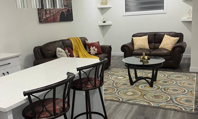 Northeast Edmonton House | Comfy 2 bedroom stay tucked away in a sleepy neighborhood few mins to the Henday