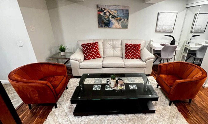 Hurontario House | Comfy 2BR Guest Suit in the Heart of Mississauga.