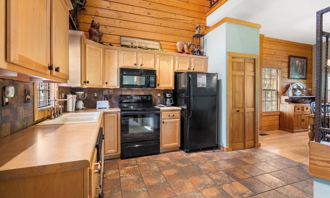 Branson Theater District Cabin | Comfy 2BR+Loft Cabin with Fireplace in the Middle of Branson Action