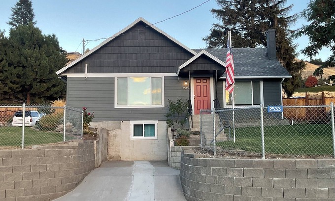 East Wenatchee House | Comfy 3-bed bungalow in East Wenatchee, where nearby adventures await.