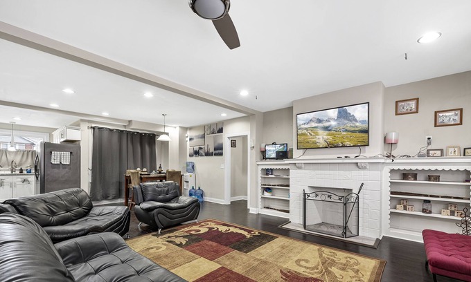 Westgate House | Comfy 3 Bedroom Home w/ Balcony—Westgate