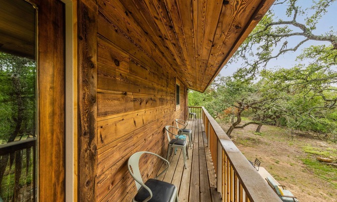 Driftwood House | Comfy 4 bdrm Hill Country Getaway - Great For Families & Pet Friendly!