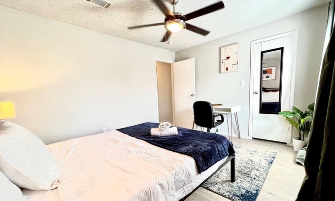Milwood Apartment | Comfy Apartment by the Domain w/ Fast Wifi