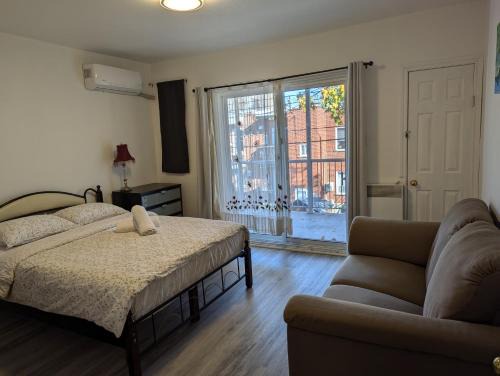 Ville-Emard Apartment | Comfy apartment close to Metro Monk station with self check in