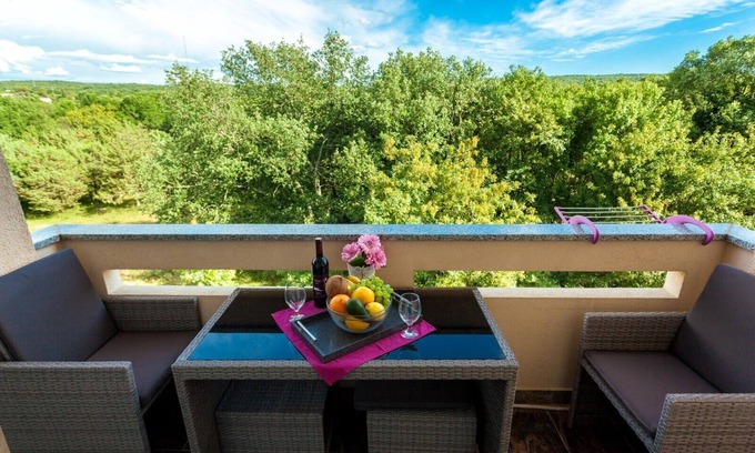 Sveti Anton Apartment | Comfy apartment with AC, WiFi and parking in Malinska