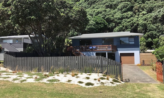 Piha House | COMFY BEACHFRONT FAMILY BACH