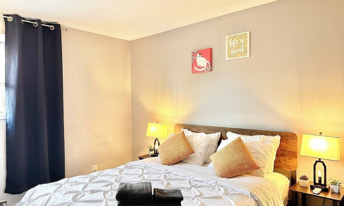Aurora Apartment | Comfy beds/Fast wifi/Getaway/Free Parking/Raging Waves Water park