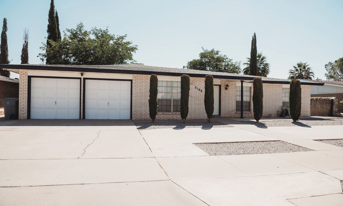Pebble Hills Park House | Comfy Casita, centrally located, pool, game room, sleeps 10!
