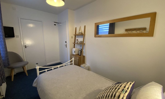 Babbacombe Bed & Breakfast | Comfy & Cosy Room by the Sea