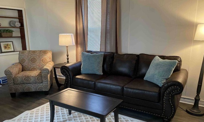 Elizaville Cottage | Comfy cottage in Historic Old Washington