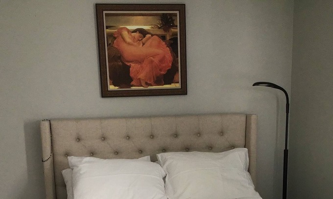 Lawrence House | Comfy, Cozy, and Clean! Close to KU campus, great restaurants and shopping