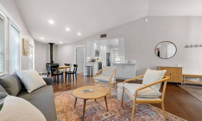 Bend House | Comfy, Cozy, Conveniently Located 3br/2ba House