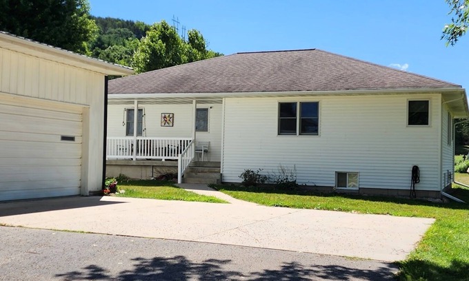 Decorah House | ~Comfy~Cozy~ Friendly Neighborhood!