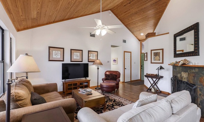 Barton Heights House | Comfy, cozy, private 2 bedroom home in Zilker.