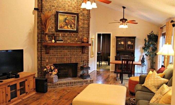 Garland Apartment | Comfy, Cozy, Safe, Affordable Home - Dallas Suburb
