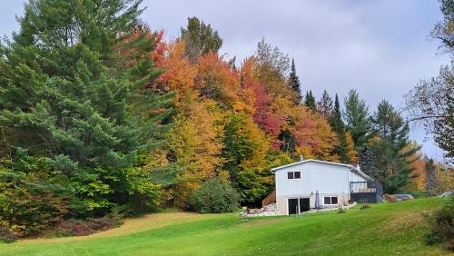 Potton Ski Chalet | Comfy creekside chalet HiSpeedNet w Workspace