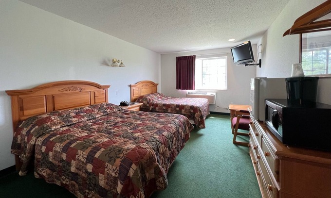 Renault Bed & Breakfast | Comfy Double Queen Economy Room with Free Parking!