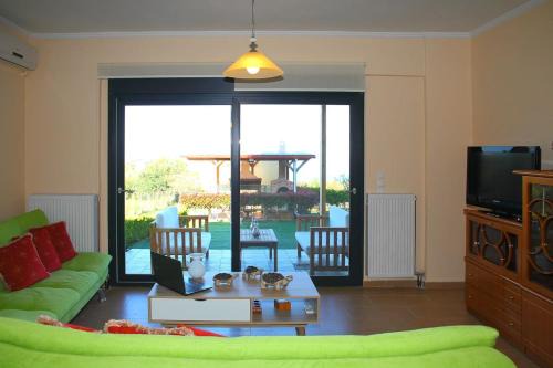 Theologos Apartment | Comfy flat with Garden near the Beach
