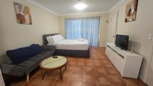 Mermaid Waters House | Comfy Granny Flat Studio in Mermaid Water