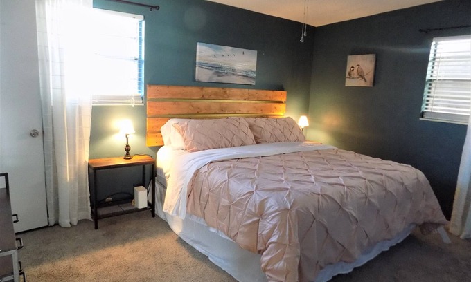Northeast Pensacola House | Comfy home in safe neighborhood, close to the airport shopping dinning and more!