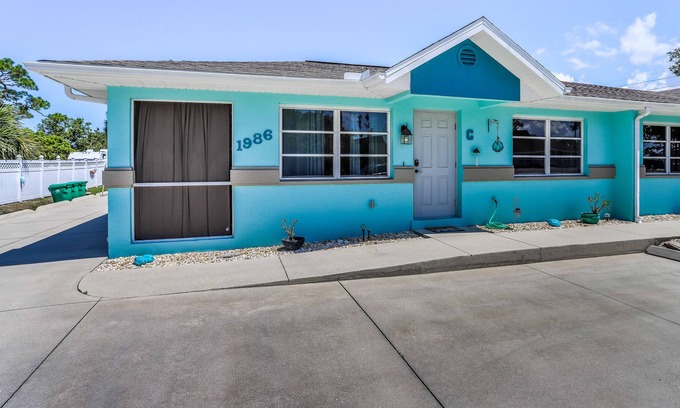 Grove City Apartment | Comfy home near beach with WiFi, W/D, AC, pool, grill, & ping-pong - dogs OK