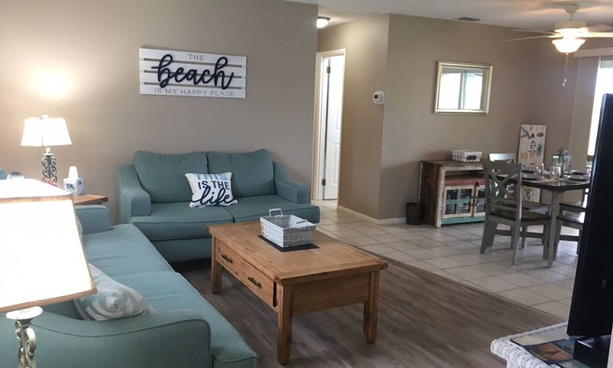 Venice East House | Comfy home w/screened in lanai, near golf, shops, 5 miles to beautiful beaches!