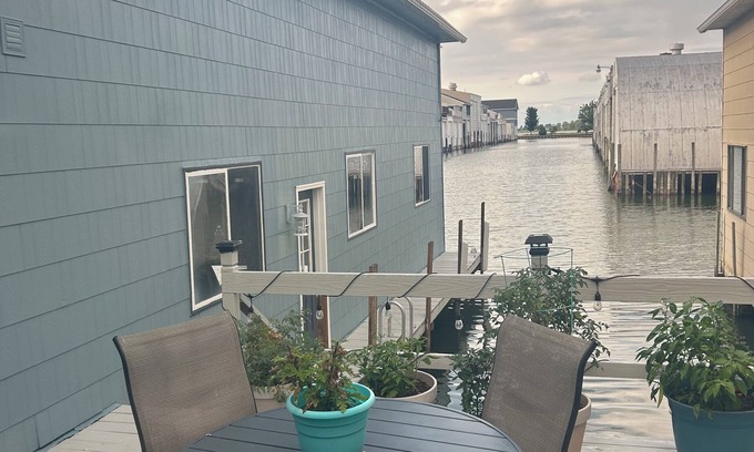 Sandusky House | Comfy lake home on the water mins from cp, sports force, downtown and the jet